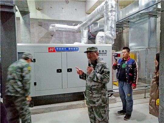 平度市人防辦主任現場講解，華全發電機組啟動情況