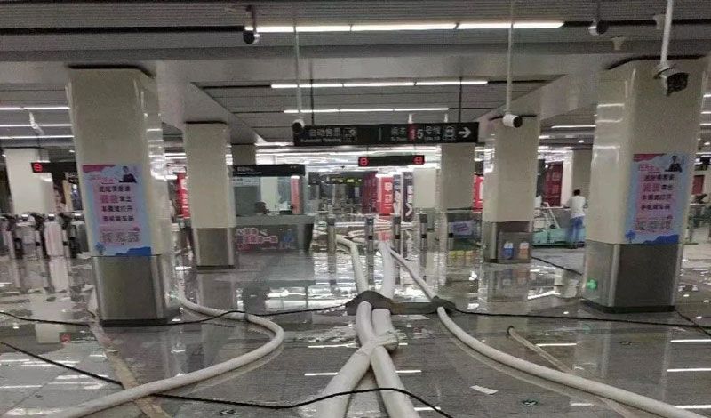 華全公司應急水泵機組在地鐵站抽水作業(yè)